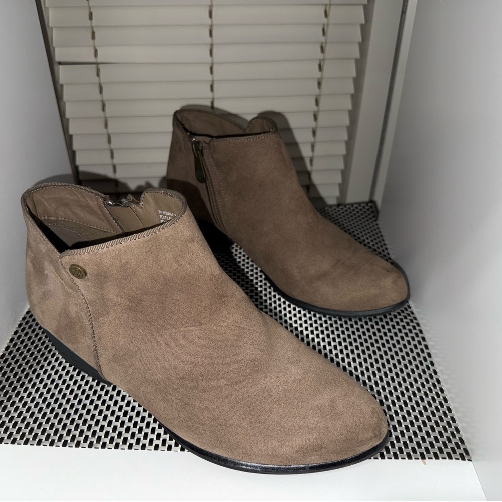 Women's Ankle Boots Daisy Fuentes Ankle Booties – Size 9W